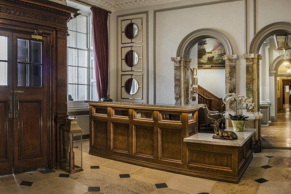 Hotel De Vere Wokefield Estate 4*